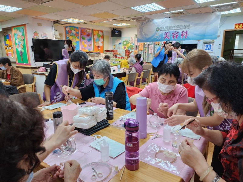 樹人家商美容科近日前往新莊愛活樂園社區長照機構，與長者一同製作DIY療癒浮油花，帶給長者一場身心療癒之旅